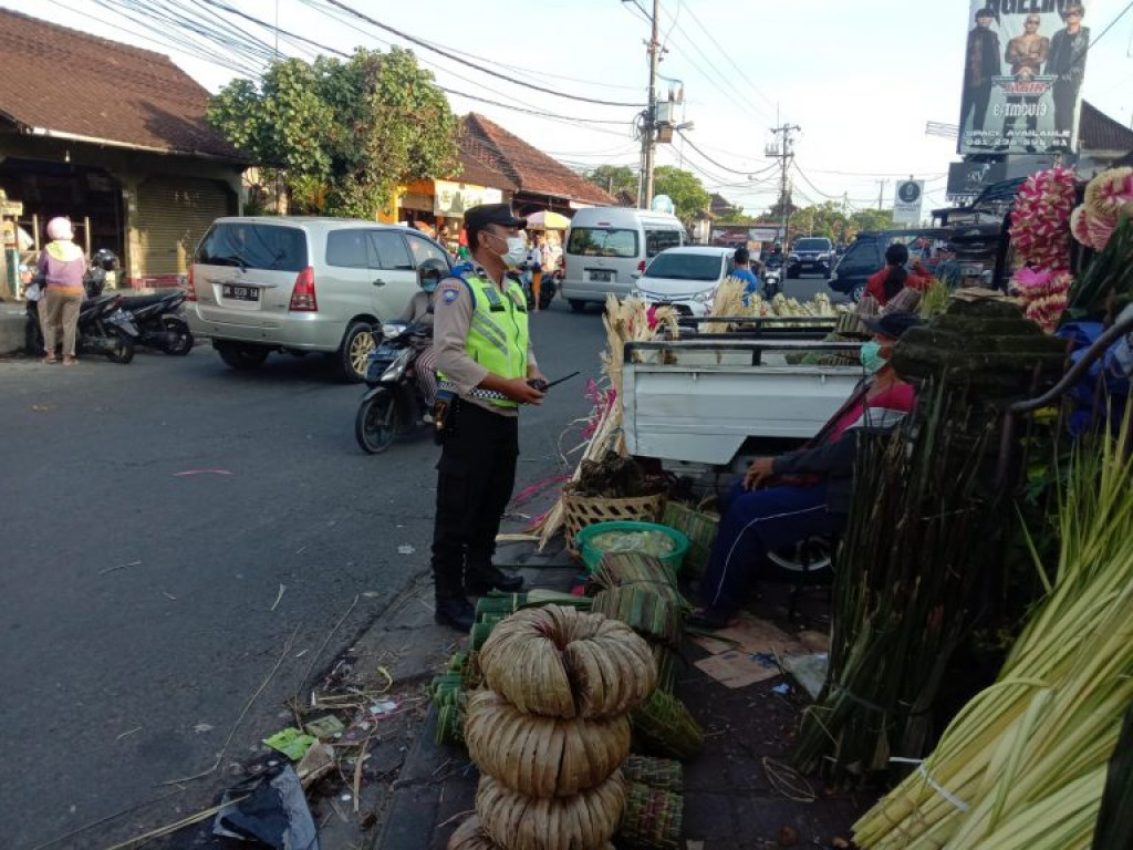 Himbau Prokes Bhabinkamtibmas Desa Mambal Sambangi Pasar Mambal